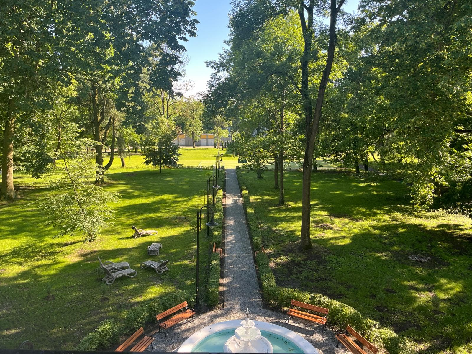 Park otaczający Clinica Pro Medica & Sport w Nieżychowie