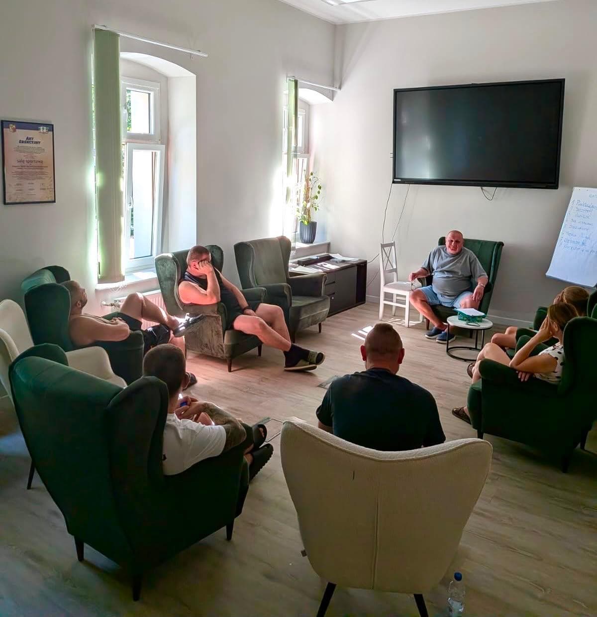 Salon z fotelami, wspólna przestrzeń do odpoczynku w klinice